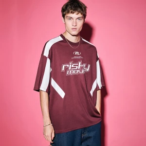 Kasztanowa koszulka oversize z nadrukiem i białami wstawkami House