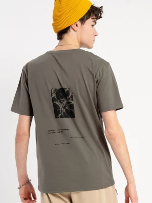 Khaki t-shirt z autorską grafiką z tyłu Reporter Young