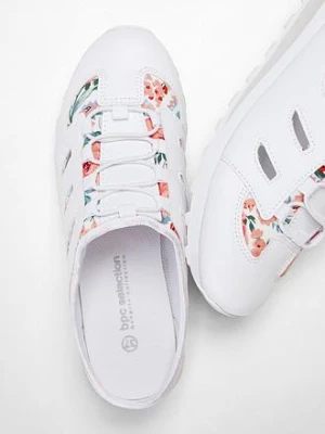 Buty wsuwane na profilowanej podeszwie bonprix