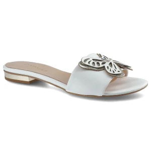 Klapki damskie Damiss, naturalna skóra licowa w białym kolorze z szerokim paskiem zdobionym ażurową metalową aplikacją oraz niską płaską podeszwą z d