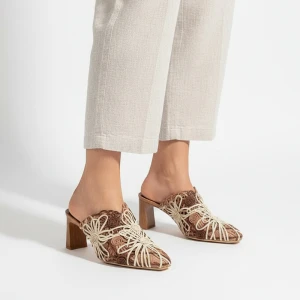 Klapki damskie Hispanitas, cholewka ze skóry ekologicznej z dekoracyjnym ażurowym wzorem otwarta konstrukcja wsuwana forma stabilny obcas typu słupek