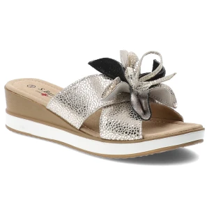 Klapki damskie S.Barski, cholewka ze skóry naturalnej z dekoracyjną kokardą na koturnie, złote, GR61-5989