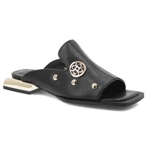 Klapki damskie S.Barski, z szeroką cholewką ze skóry naturalnej ozdobioną metalowymi nitami i eleganckim emblematem, czarne, CR61-3060