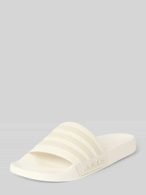 Klapki kąpielowe z napisem z logo model 'ADILETTE SHOWER' Adidas Złamany biały