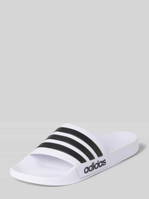 Klapki kąpielowe z wytłaczanym logo model 'ADILETTE SHOWER' Adidas Biały