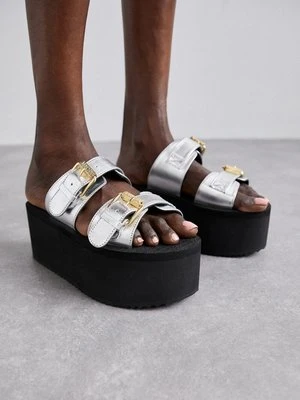 Klapki Moschino