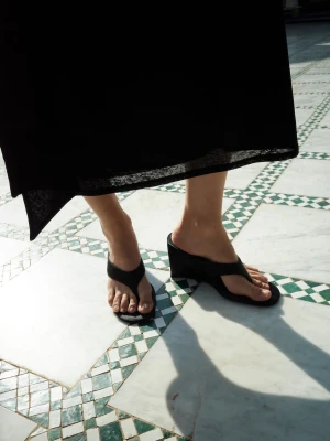 Klapki na koturnie z satynowymi paskami czarny - Kobieta - - MANGO