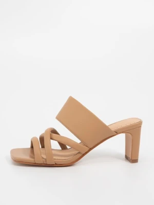 Klapki na obcasie Clarks wielbłądzi