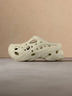 Klapki na obcasie Crocs mleczny