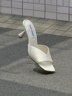 Klapki na obcasie Steve Madden mleczny