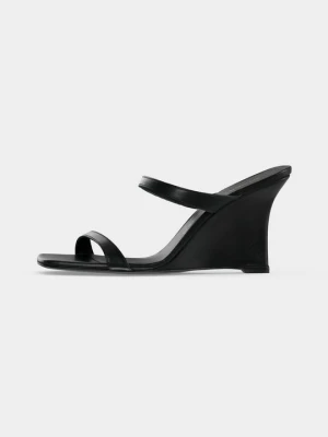 Klapki na obcasie Stuart Weitzman czarny