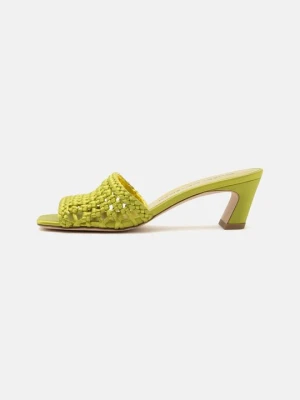 Klapki na obcasie Stuart Weitzman żółty