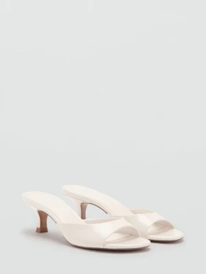 Klapki na obcasie typu kaczuszka kremowy / écru - Kobieta - - MANGO