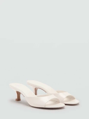 Klapki na obcasie typu kaczuszka kremowy / écru - Kobieta - - MANGO