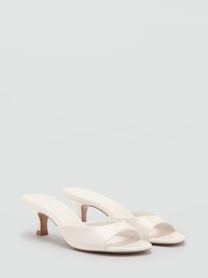 Klapki na obcasie typu kaczuszka kremowy / écru - Kobieta - - MANGO