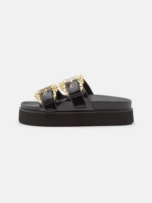 Klapki na obcasie Versace Jeans Couture czarny