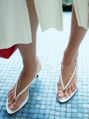 Klapki na obcasie z paskami ze skóry biały - Kobieta - - MANGO