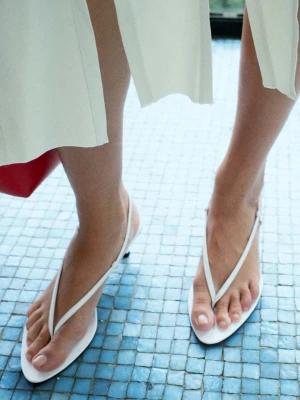 Klapki na obcasie z paskami ze skóry biały - Kobieta - - MANGO