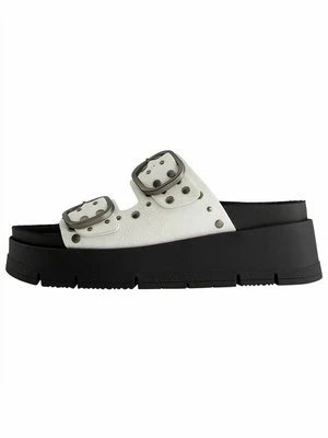 Klapki płaskie Bershka