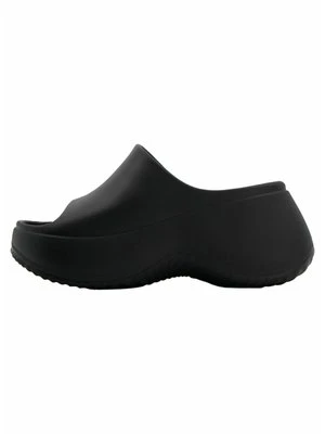 Klapki płaskie Bershka