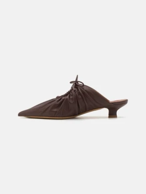 Klapki płaskie By Malene Birger bordowy