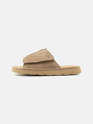 Klapki płaskie Clarks piaskowy