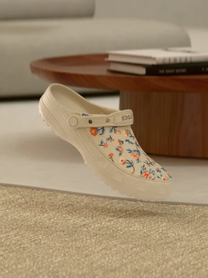 Klapki płaskie Crocs beżowy