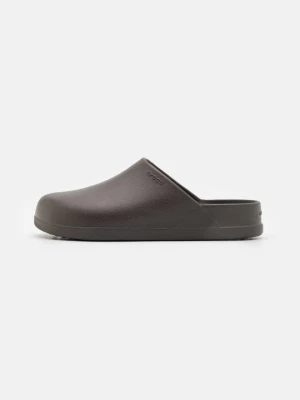 Klapki płaskie Crocs brązowy