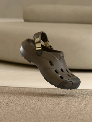 Klapki płaskie Crocs brązowy