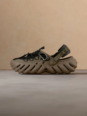 Klapki płaskie Crocs khaki
