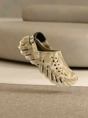 Klapki płaskie Crocs mleczny