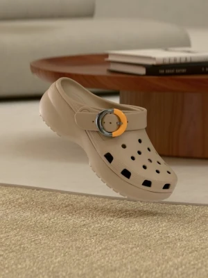 Klapki płaskie Crocs wielbłądzi
