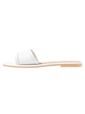 Klapki płaskie Missguided