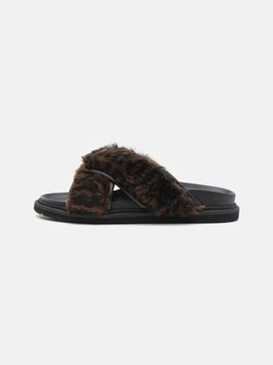 Klapki płaskie Moschino