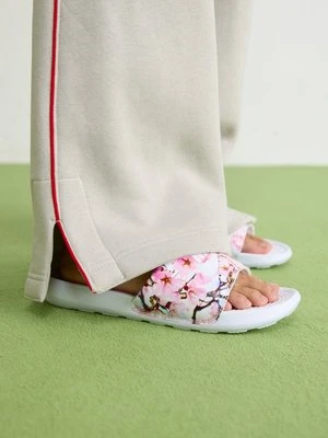 Klapki płaskie Nike Sportswear