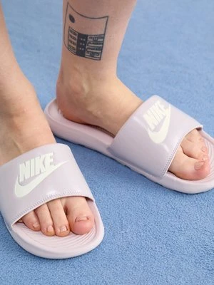 Klapki płaskie Nike Sportswear