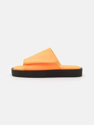 Klapki płaskie Pavement