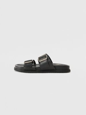 Klapki płaskie Pier One