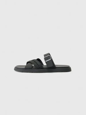 Klapki płaskie Pier One