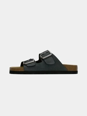 Klapki płaskie Pier One