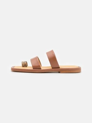 Klapki płaskie Rejina Pyo