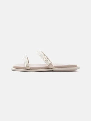 Klapki płaskie Steve Madden mleczny