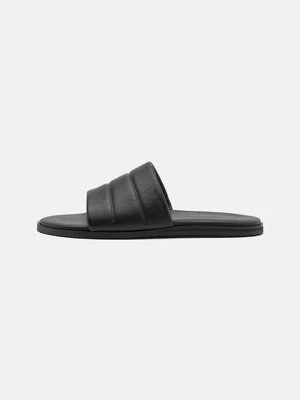 Klapki płaskie Stuart Weitzman