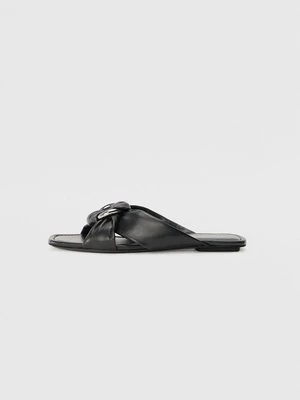 Klapki płaskie Stuart Weitzman