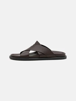 Klapki płaskie Stuart Weitzman