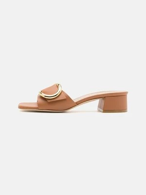 Klapki płaskie Stuart Weitzman