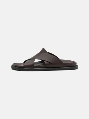 Klapki płaskie Stuart Weitzman brązowy