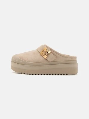Klapki płaskie TORY BURCH