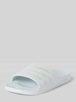 Klapki z charakterystycznymi dla marki paskami model ‘ADILETTE AQUA’ adidas Sportswear