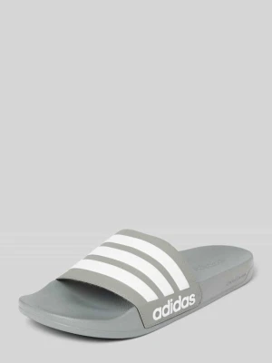 Klapki z nadrukiem z logo model ‘ADILETTE SHOWER’ Adidas Średnioszary
